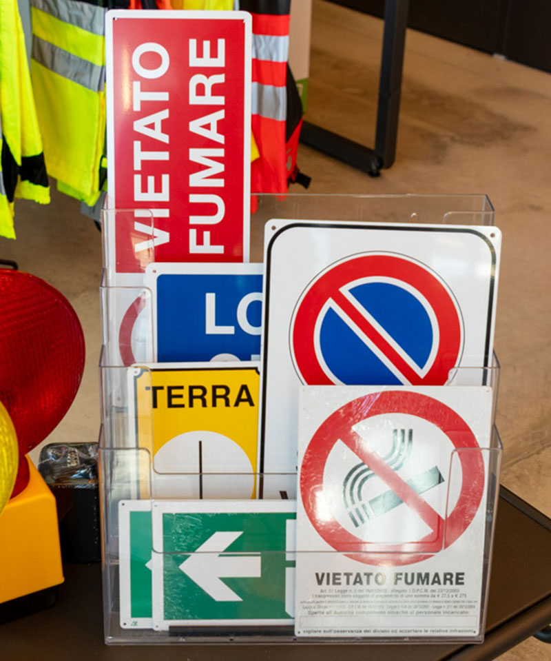 SEGNALETICA E ARTICOLI PER COLLETTIVITÀ