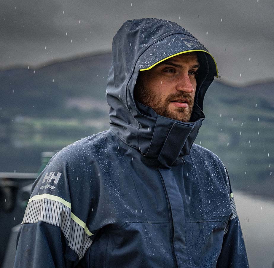 Abbigliamento tecnico da lavoro per l'esterno: l’importanza di capi antipioggia e antivento