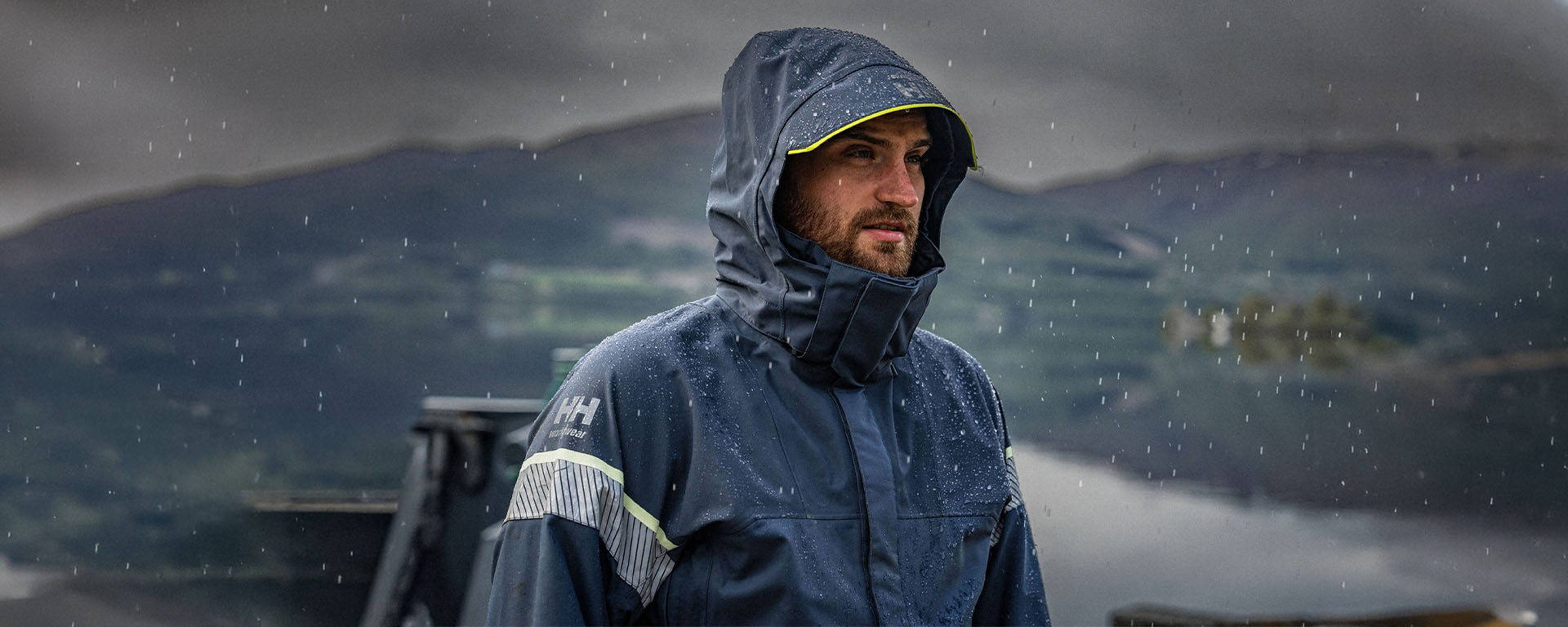 Abbigliamento tecnico da lavoro per l'esterno: l’importanza di capi antipioggia e antivento